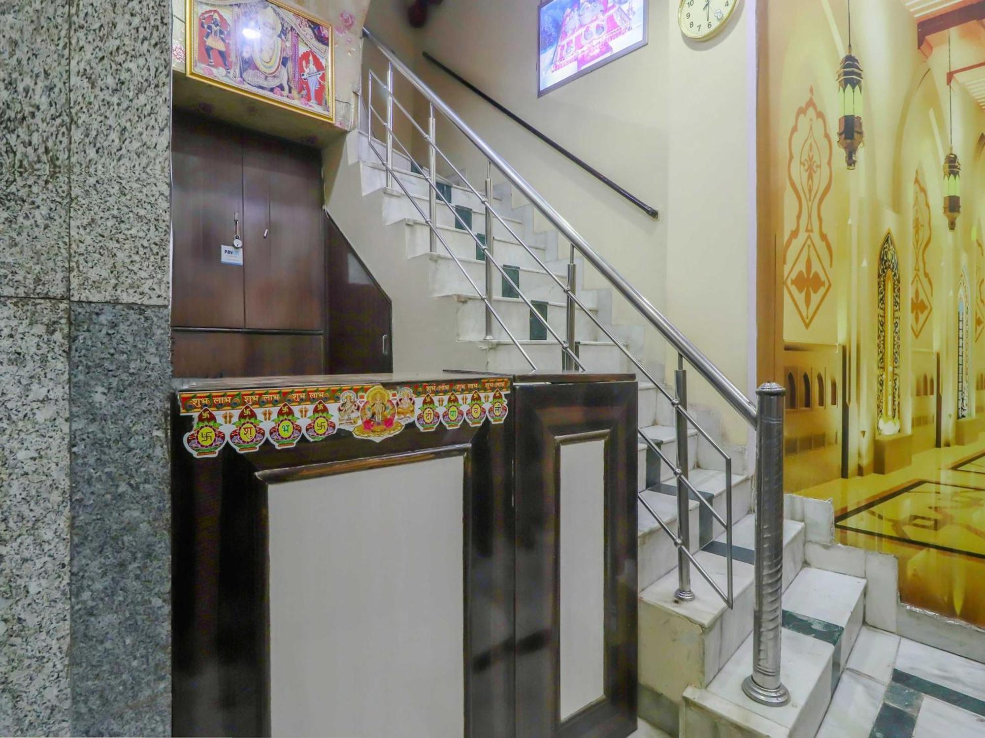 Oyo Flagship 81569 The Red Rose Inn New Delhi Luaran gambar